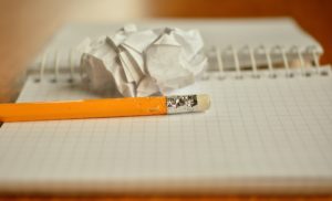crayon de bois feuille écrabouillée