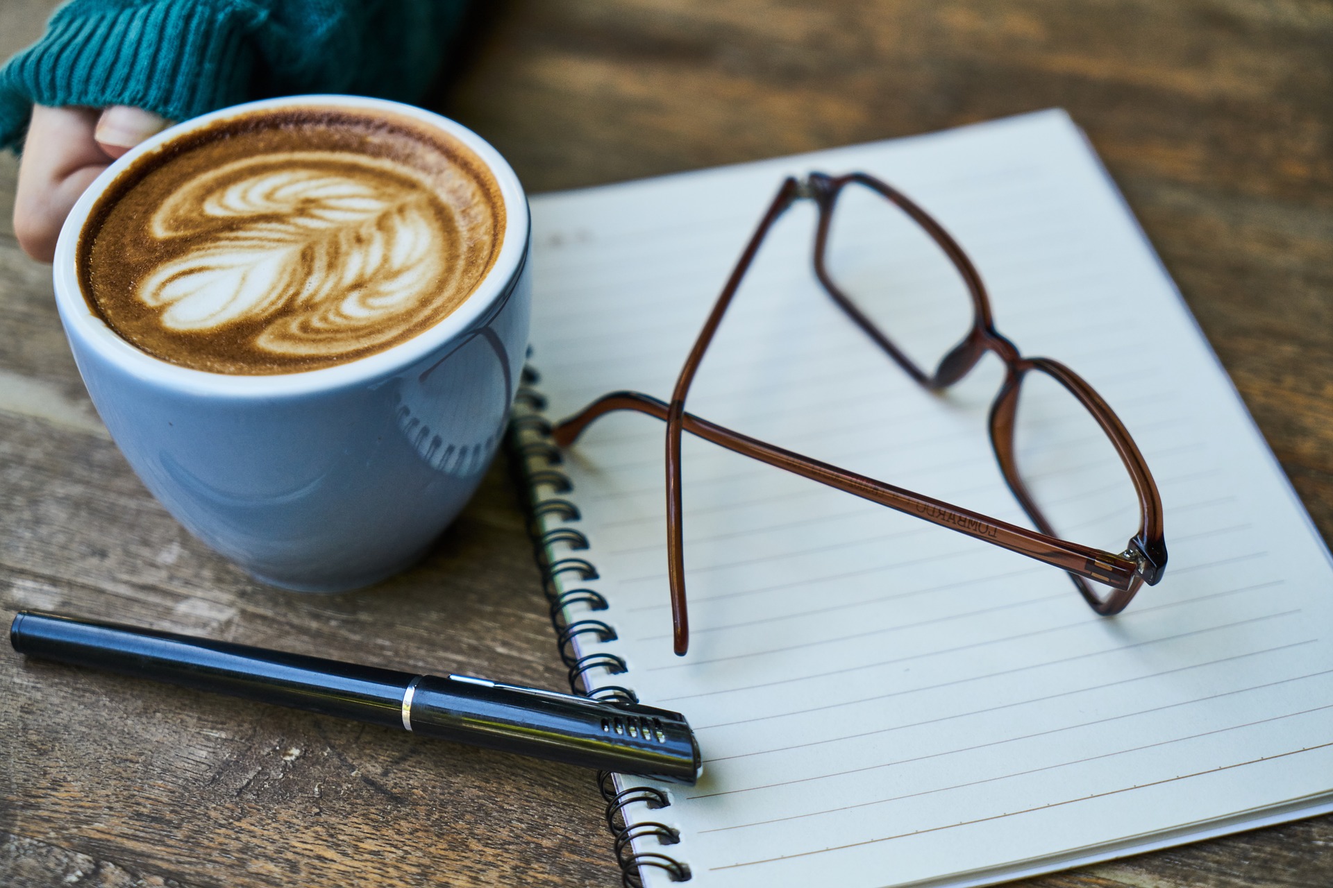 carnet, lunettes et crayon